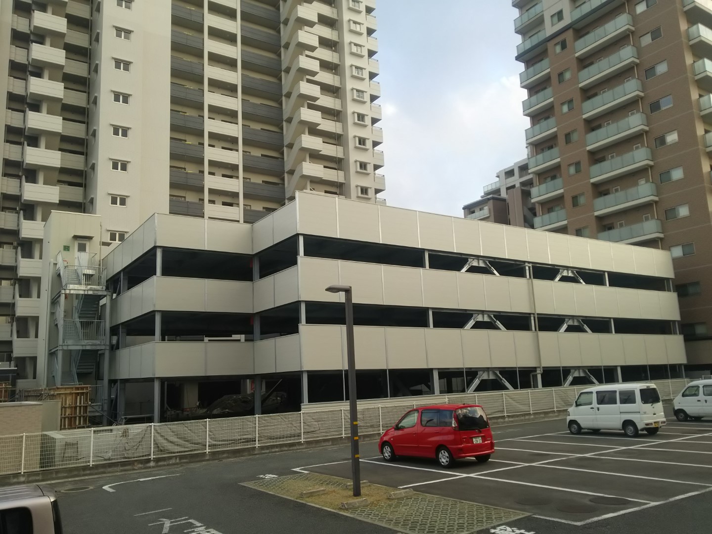 福岡県内某集合住宅駐車場