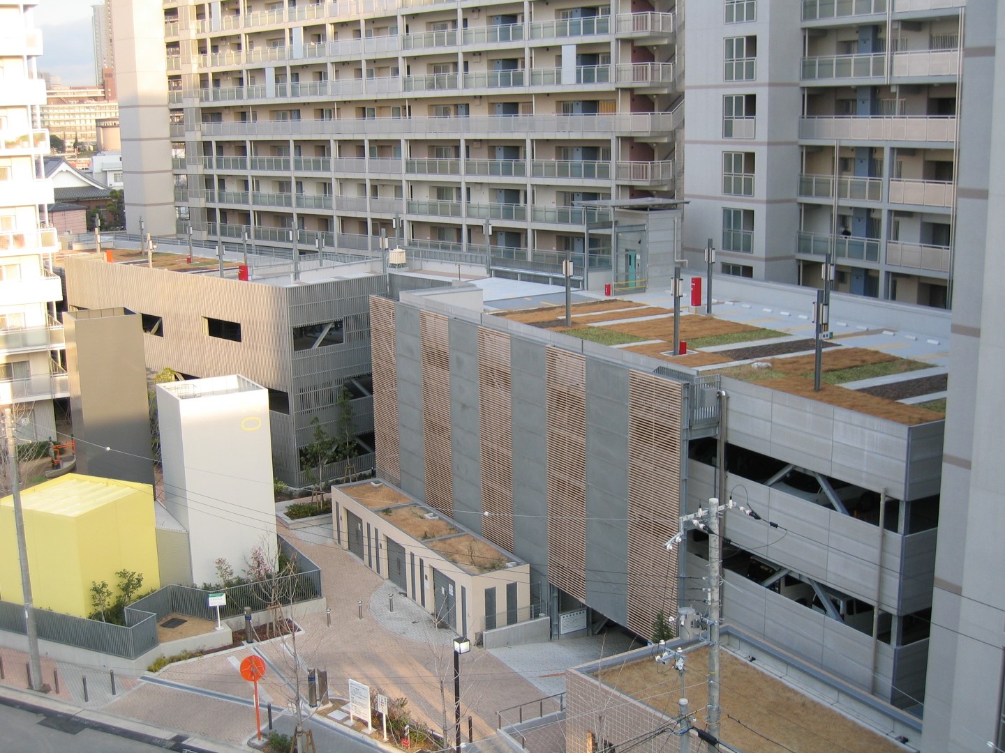 大阪府内某集合住宅駐車場