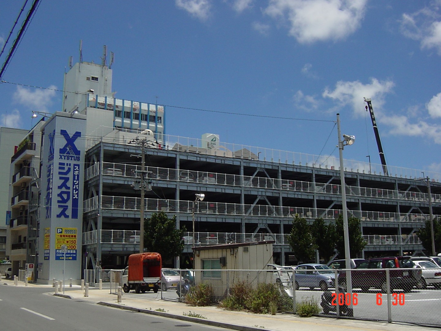 沖縄県内某フィットネスクラブ駐車場