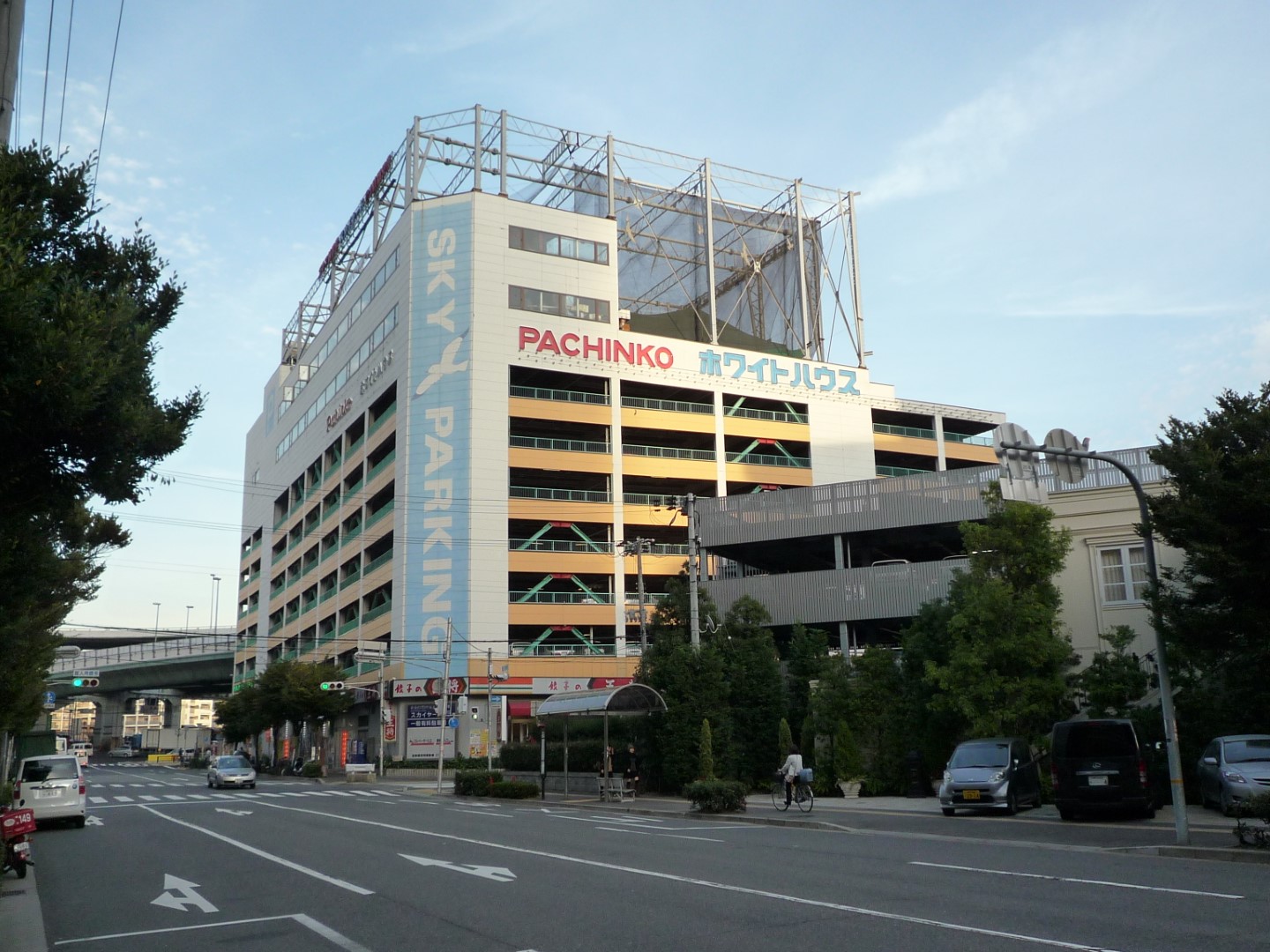 兵庫県内某物販店舗駐車場