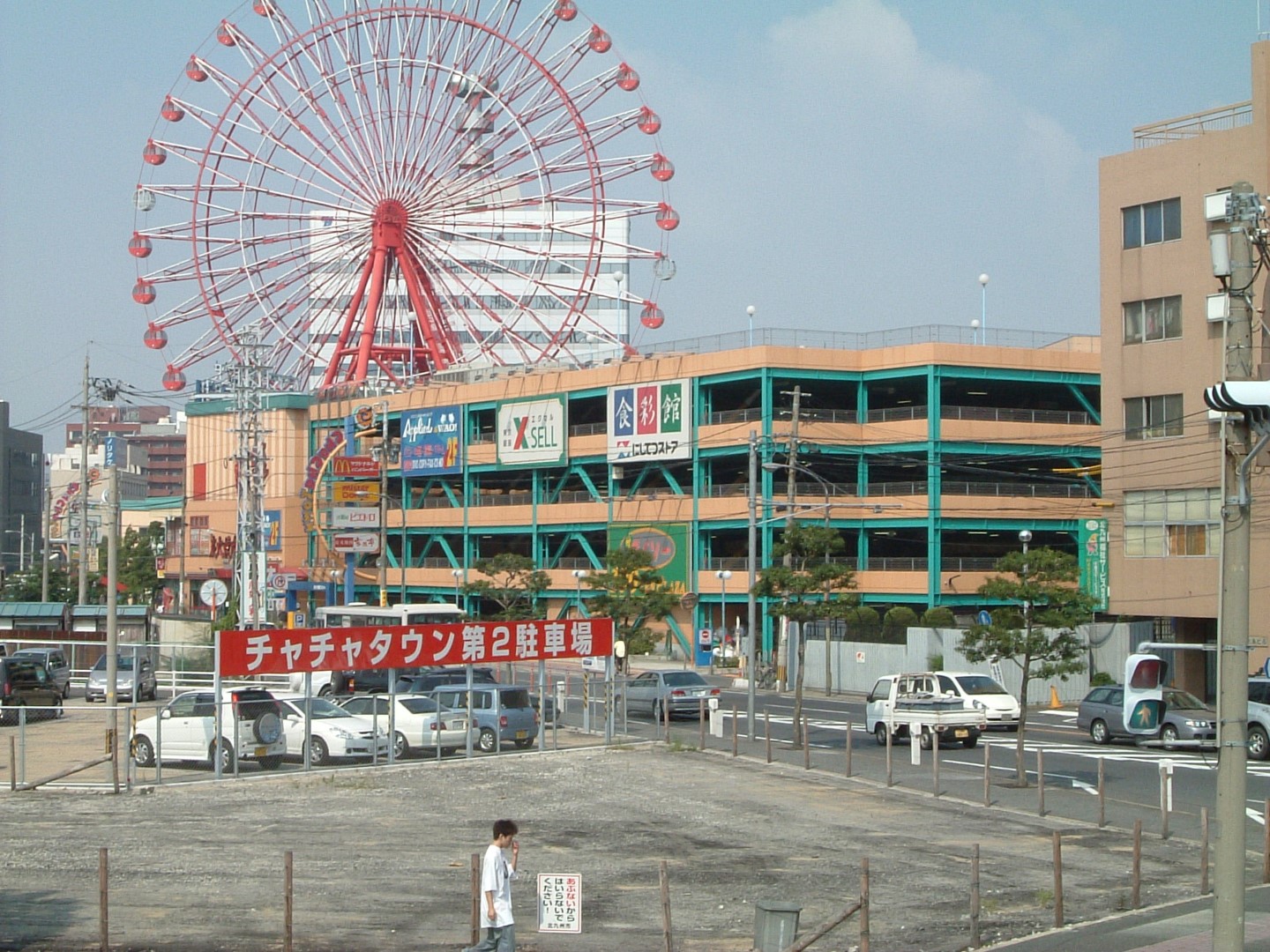 福岡県内某物販店舗駐車場