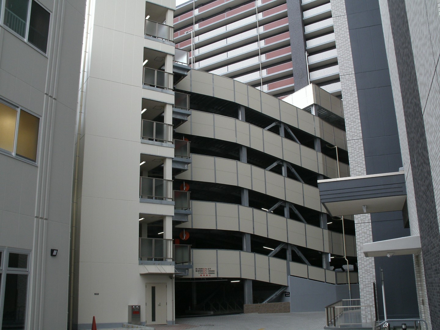 京都府内某集合住宅駐車場