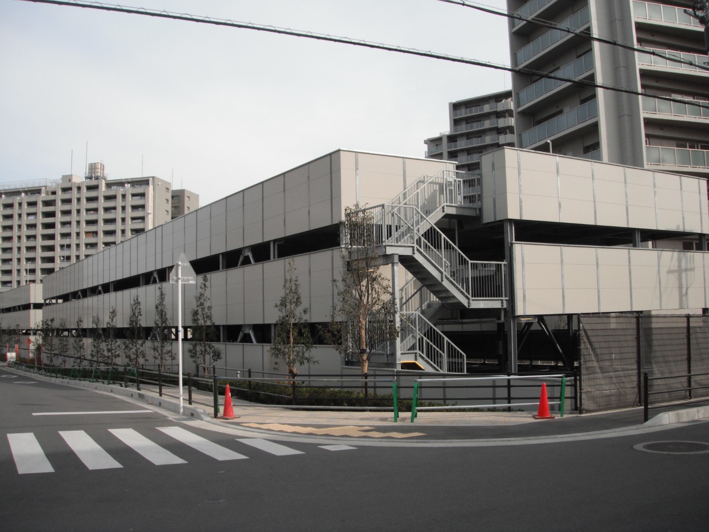 大阪府内某集合住宅駐車場