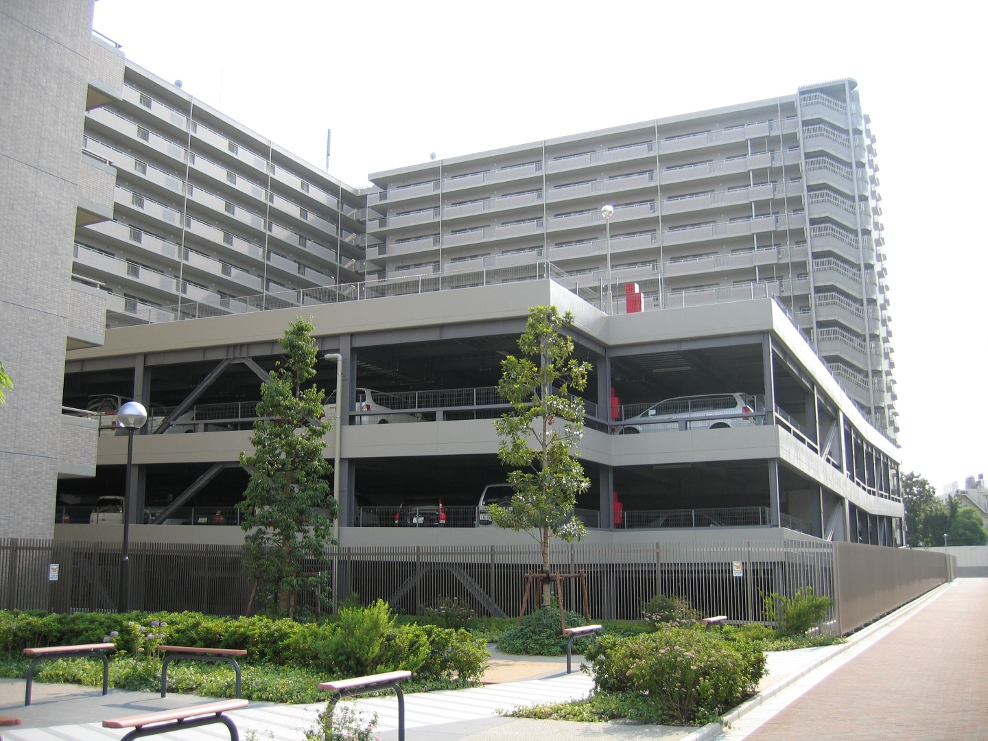 愛知県内某集合住宅駐車場