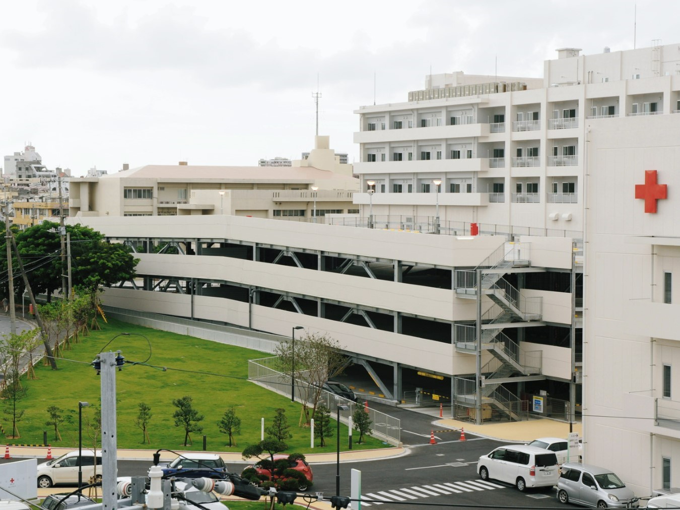 某赤十字病院駐車場