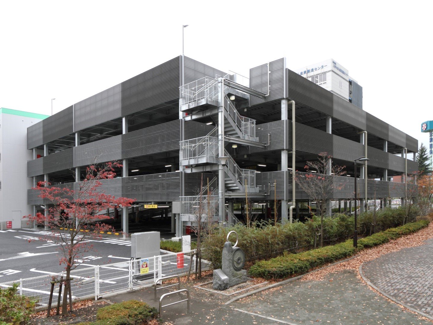 神奈川県内某庁舎駐車場