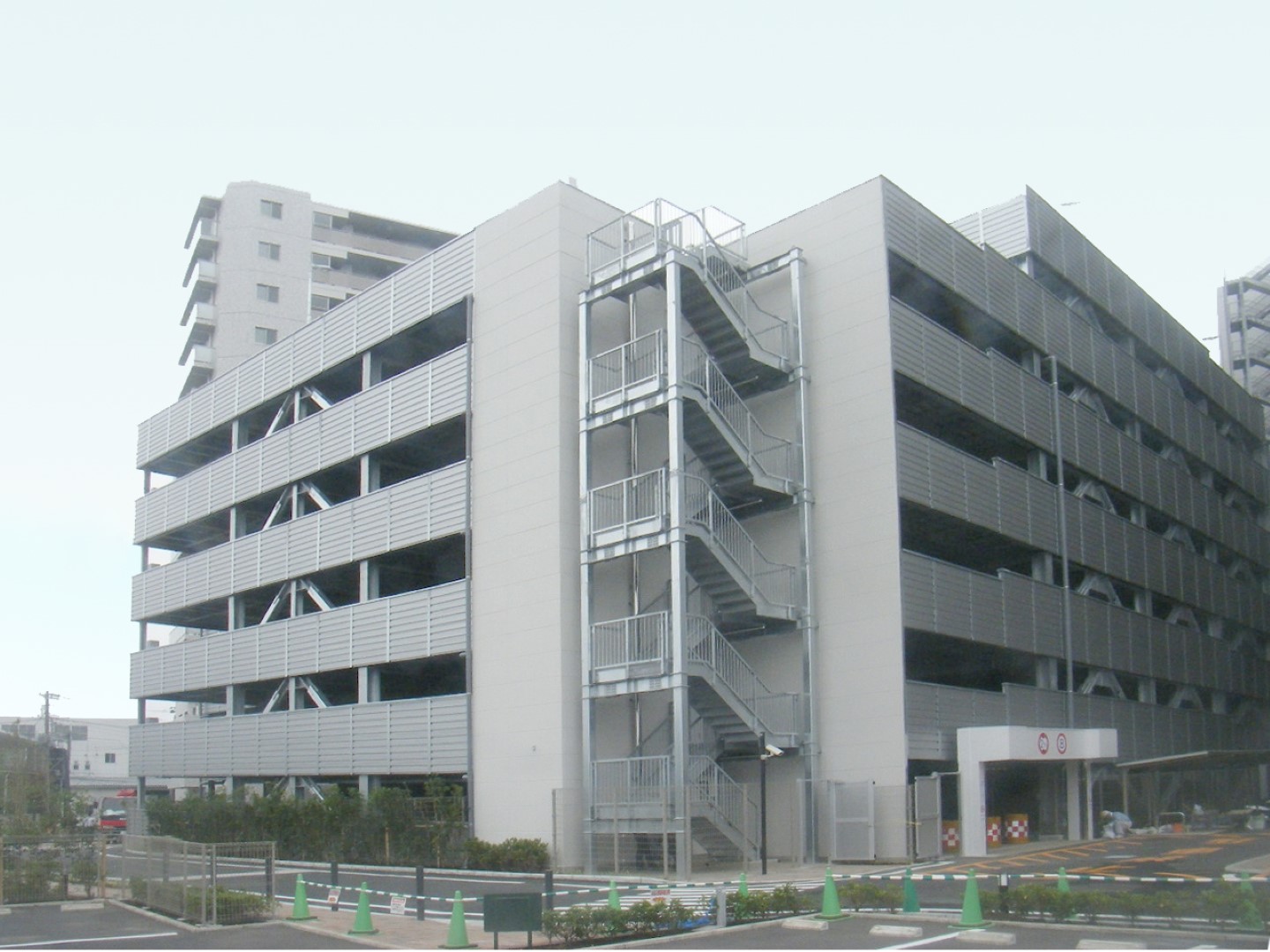 神奈川県内某集合住宅駐車場