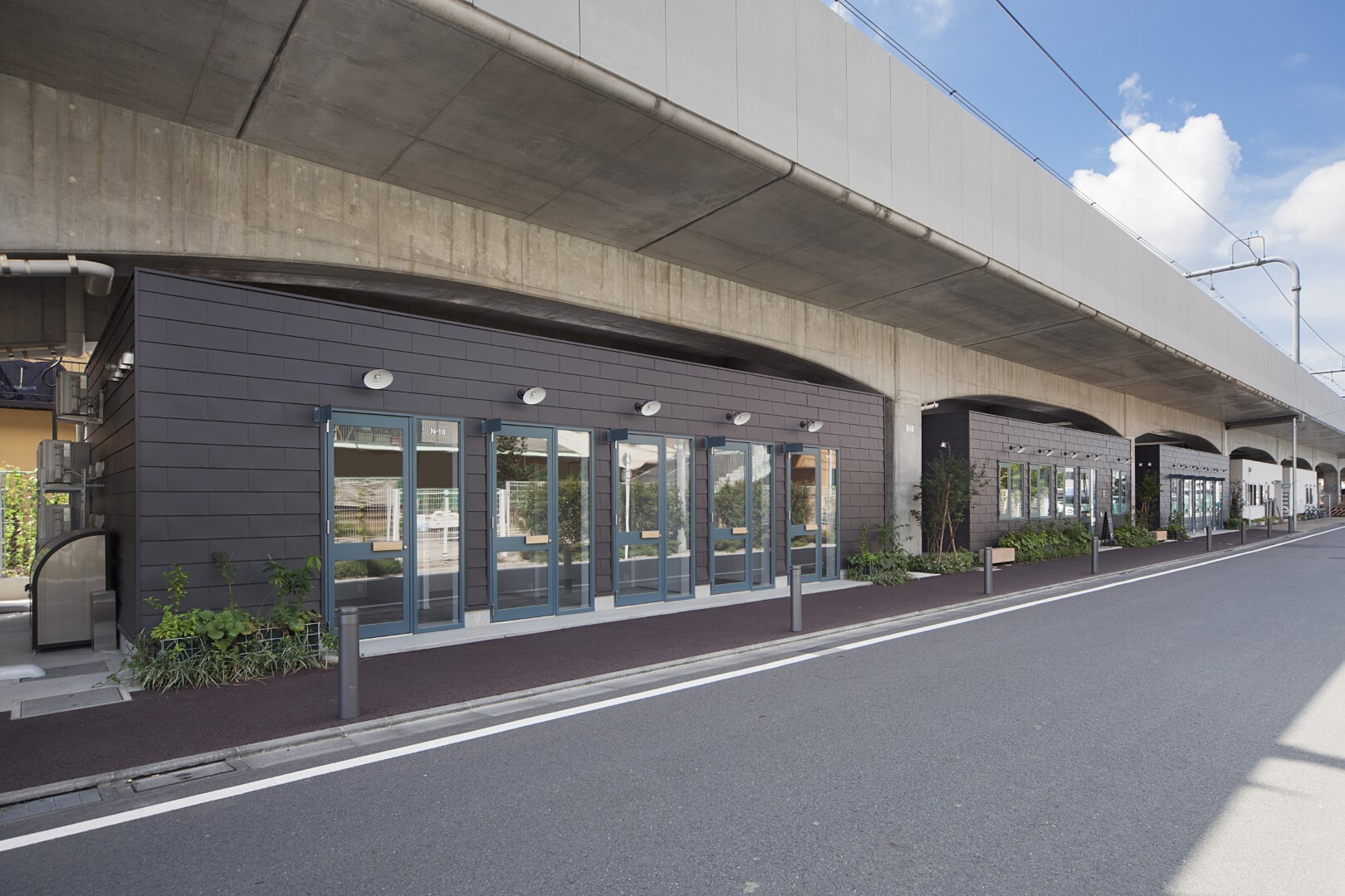 高架下の店舗はどうやってつくられる？基礎工事の難しい高架下スペース