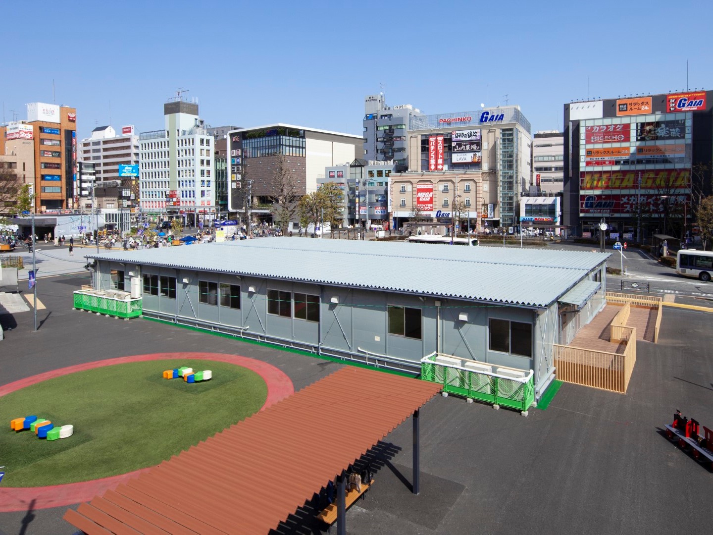 都内某駅前広場診療所